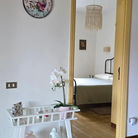 Ai Tre Tigli Con Giardino Privato سيرولو